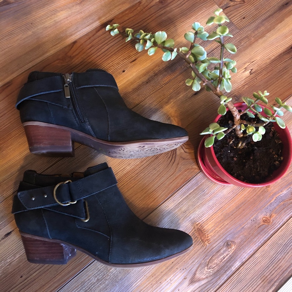 Clarks Artisan Spye Belle Ankle Booties 🖤